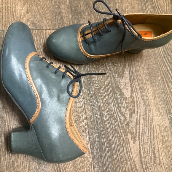 Miz Mooz NWOT size 9M  Blue and Tan Heels very preppy, Victorian, never worn - Picture 7 of 14